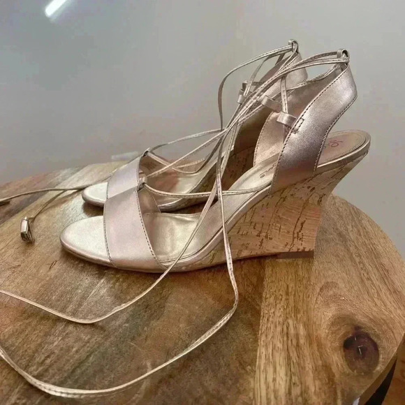 Lilly Pulitzer Metallic Gold Wedge Size 8.5 M Leather Open Toe - Picture 1 of 9